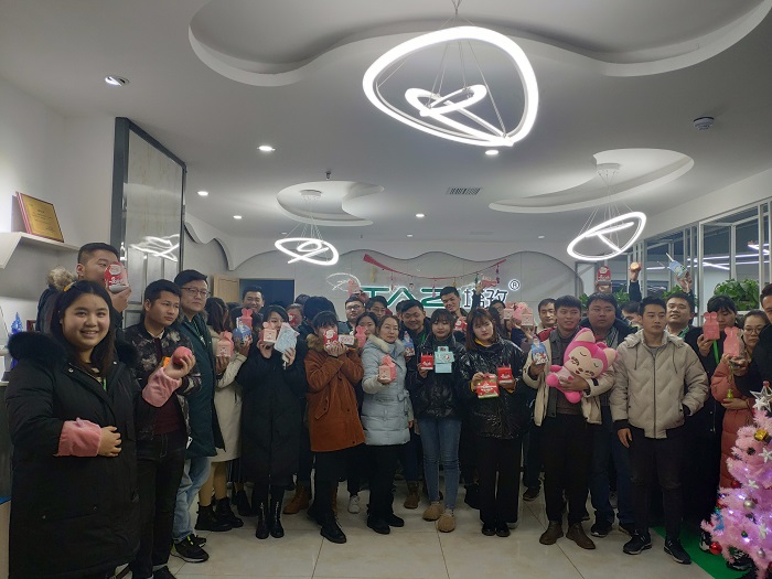 平安夜&圣誕節(jié)，塔孜給小伙伴們“交換禮物、傳遞真情”